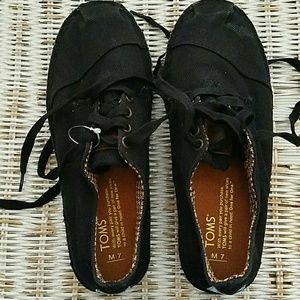 Black canvas toms